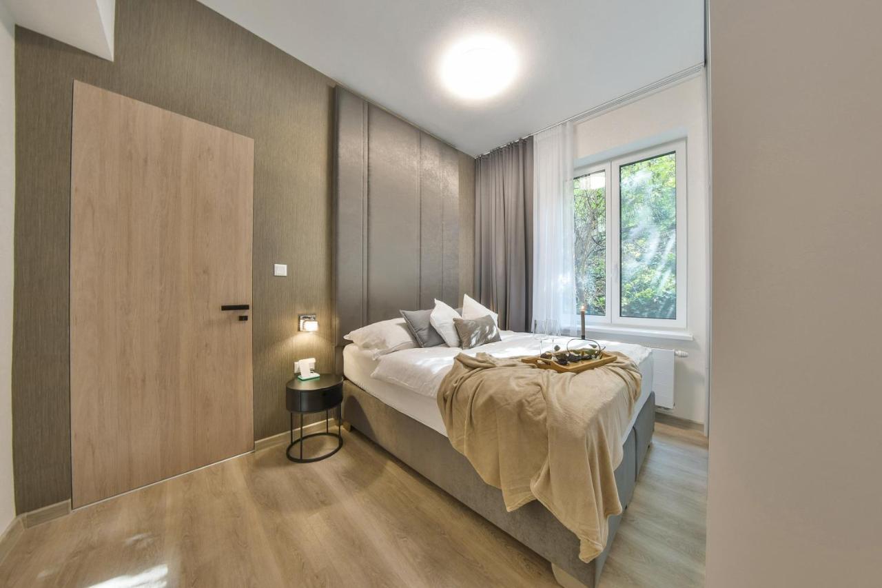 Chalupku: Luxe Central Apartment with Parking & Balcony Banska Bystrica Exterior photo