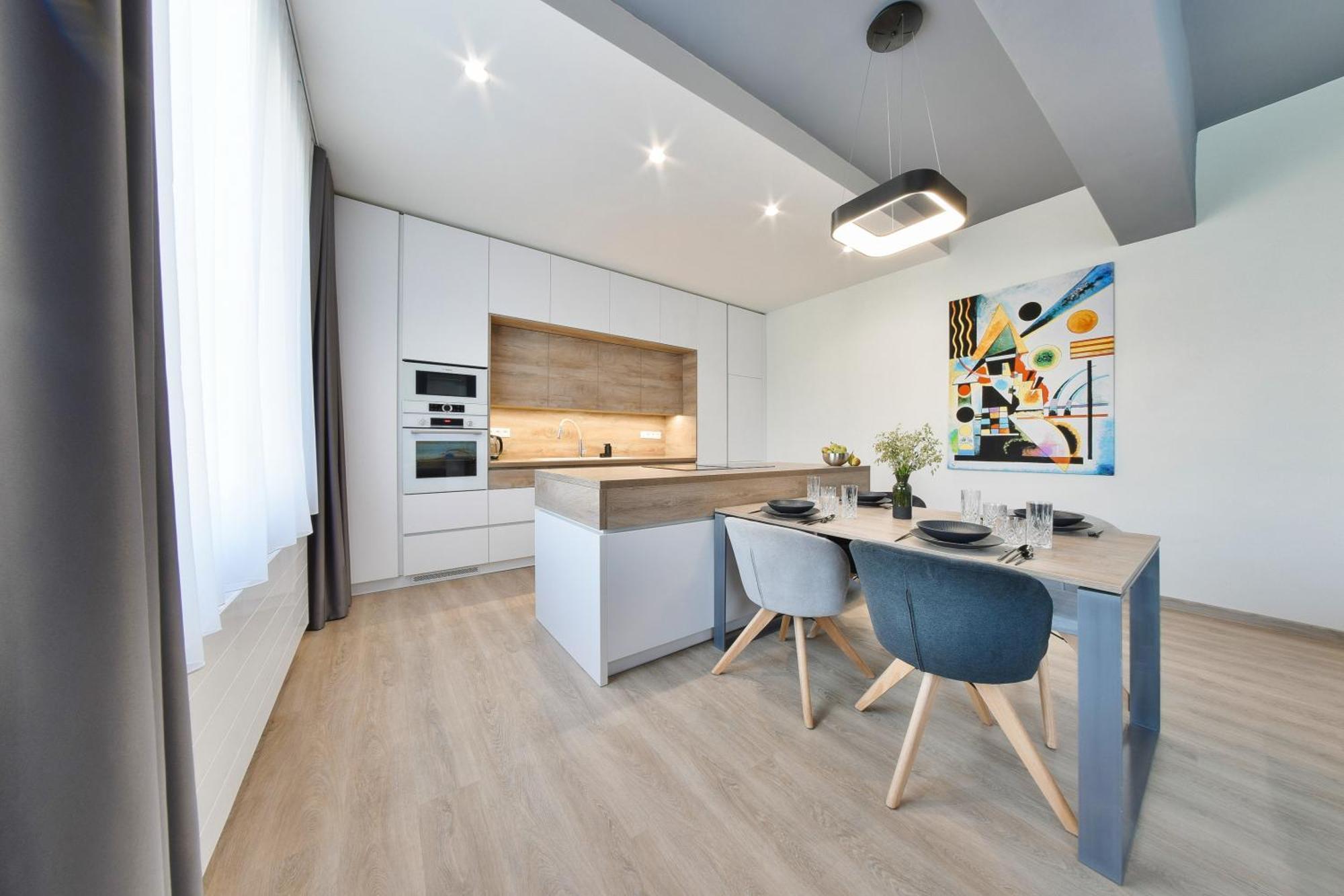Chalupku: Luxe Central Apartment with Parking & Balcony Banska Bystrica Exterior photo