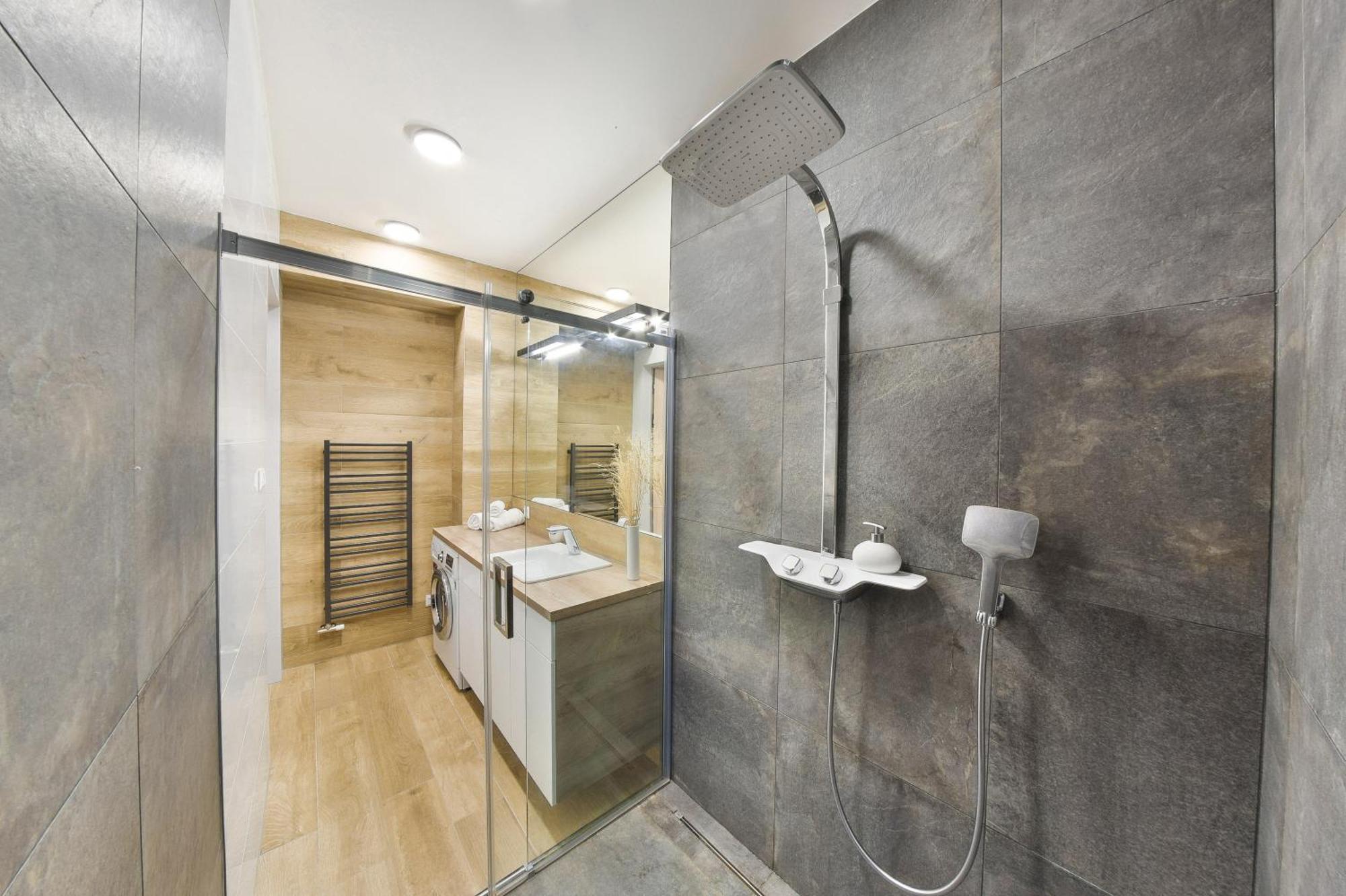 Chalupku: Luxe Central Apartment with Parking & Balcony Banska Bystrica Exterior photo
